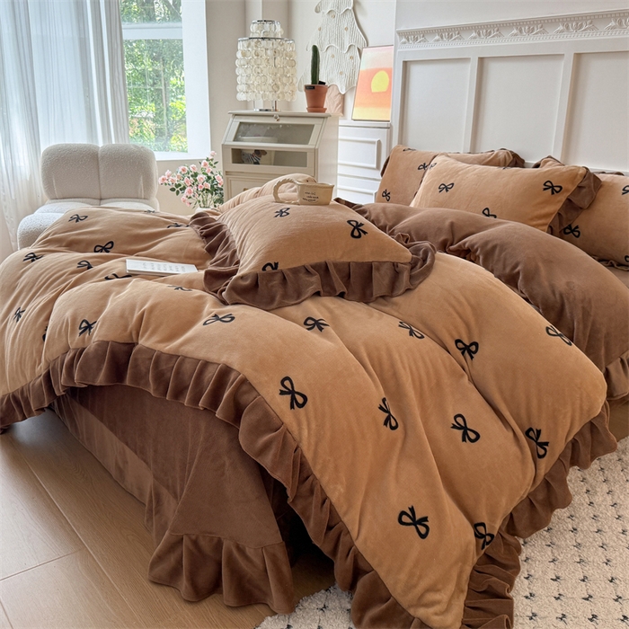 91家纺网 家纺一手货源 找家纺 （总）艾特你 2025新款200g全工艺牛奶绒花边款四件套吊边床单