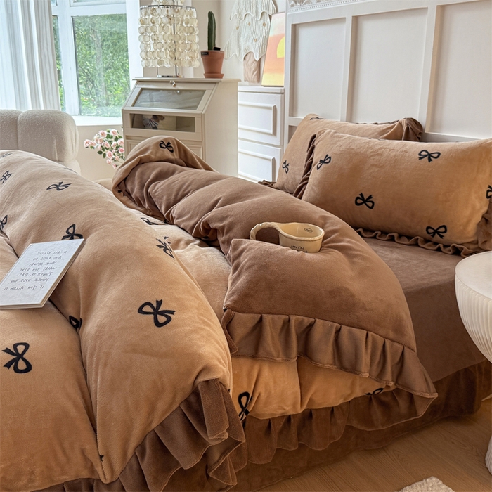 91家纺网 家纺一手货源 找家纺 （总）艾特你 2025新款200g全工艺牛奶绒花边款四件套吊边床单