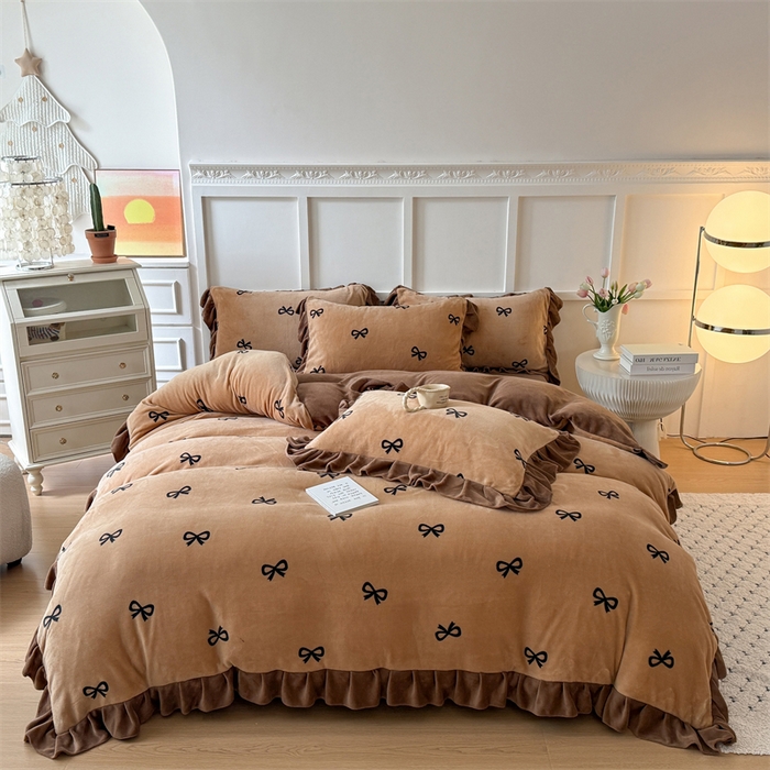 91家纺网 家纺一手货源 找家纺 艾特你 2025新款200g全工艺牛奶绒花边款四件套吊边床单 花边绒-摩卡蝴蝶结