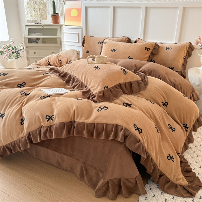 91家纺网 家纺一手货源 找家纺 艾特你 2025新款200g全工艺牛奶绒花边款四件套吊边床单 花边绒-摩卡蝴蝶结