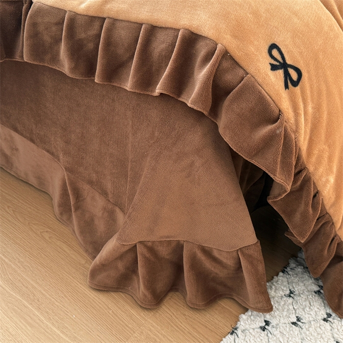 91家纺网 家纺一手货源 找家纺 艾特你 2025新款200g全工艺牛奶绒花边款四件套吊边床单 花边绒-摩卡蝴蝶结