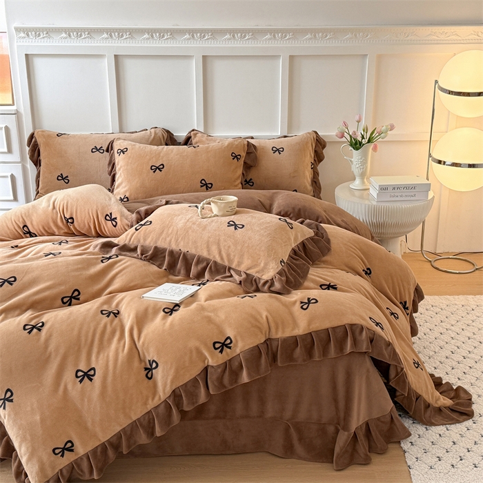 91家纺网 家纺一手货源 找家纺 艾特你 2025新款200g全工艺牛奶绒花边款四件套吊边床单 花边绒-摩卡蝴蝶结