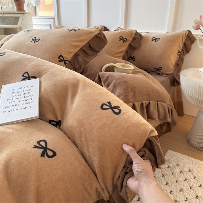 91家纺网 家纺一手货源 找家纺 艾特你 2025新款200g全工艺牛奶绒花边款四件套吊边床单 花边绒-摩卡蝴蝶结