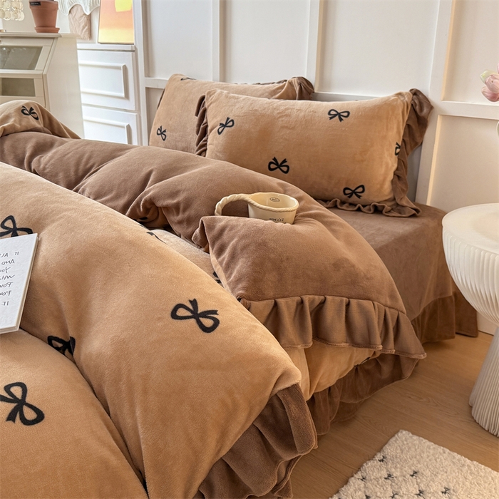 91家纺网 家纺一手货源 找家纺 艾特你 2025新款200g全工艺牛奶绒花边款四件套吊边床单 花边绒-摩卡蝴蝶结