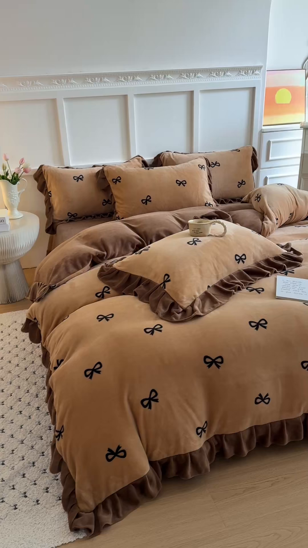 91家纺网 家纺一手货源 找家纺 艾特你 2025新款200g全工艺牛奶绒花边款四件套吊边床单 花边绒-摩卡蝴蝶结