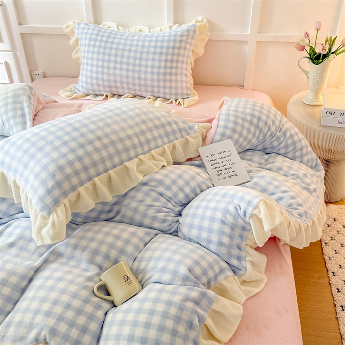 91家纺网 家纺一手货源 找家纺 艾特你 2025新款200g全工艺牛奶绒花边款四件套吊边床单 花边绒-天蓝格