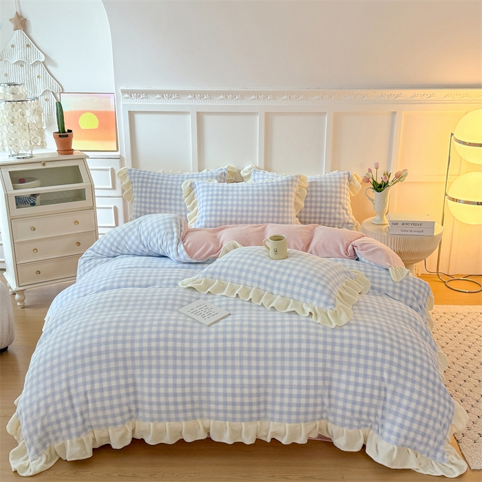 91家纺网 家纺一手货源 找家纺 艾特你 2025新款200g全工艺牛奶绒花边款四件套吊边床单 花边绒-天蓝格