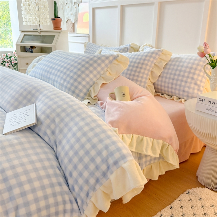 91家纺网 家纺一手货源 找家纺 艾特你 2025新款200g全工艺牛奶绒花边款四件套吊边床单 花边绒-天蓝格