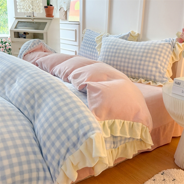 91家纺网 家纺一手货源 找家纺 艾特你 2025新款200g全工艺牛奶绒花边款四件套吊边床单 花边绒-天蓝格