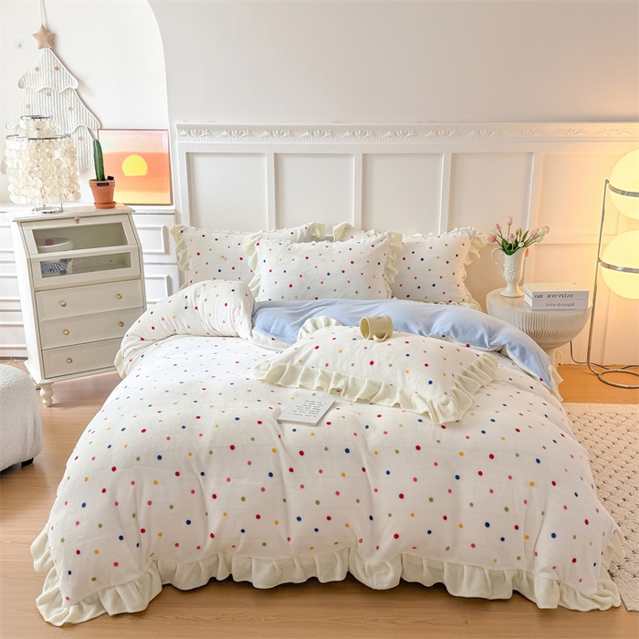 91家纺网 家纺一手货源 找家纺 艾特你 2025新款200g全工艺牛奶绒花边款四件套吊边床单 花边绒-彩色波点