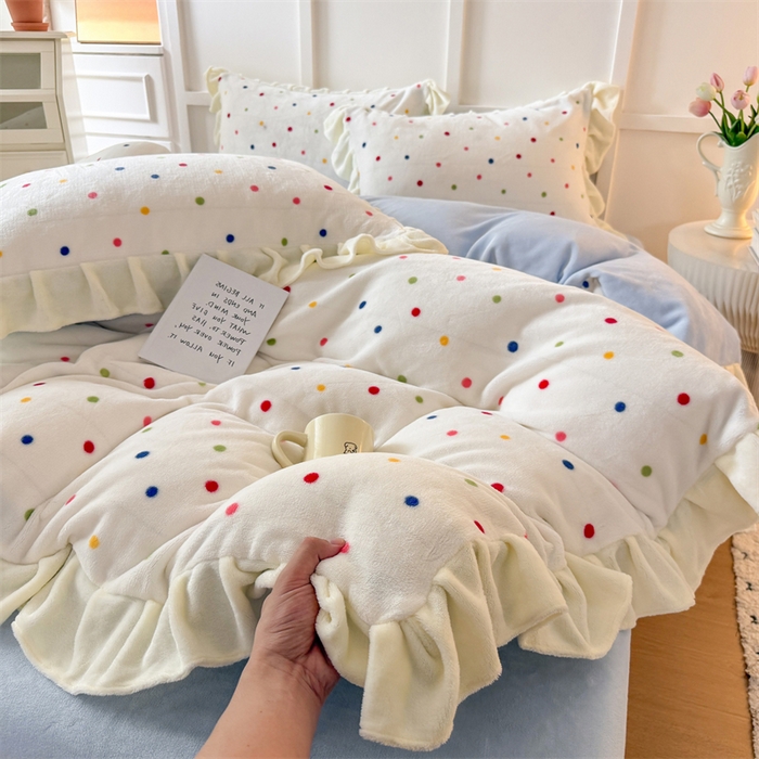 91家纺网 家纺一手货源 找家纺 艾特你 2025新款200g全工艺牛奶绒花边款四件套吊边床单 花边绒-彩色波点