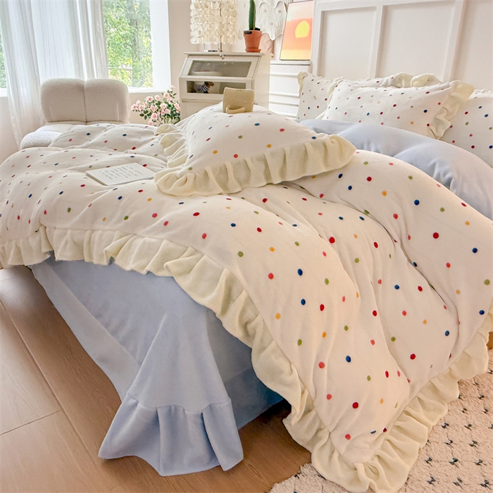 91家纺网 家纺一手货源 找家纺 艾特你 2025新款200g全工艺牛奶绒花边款四件套吊边床单 花边绒-彩色波点