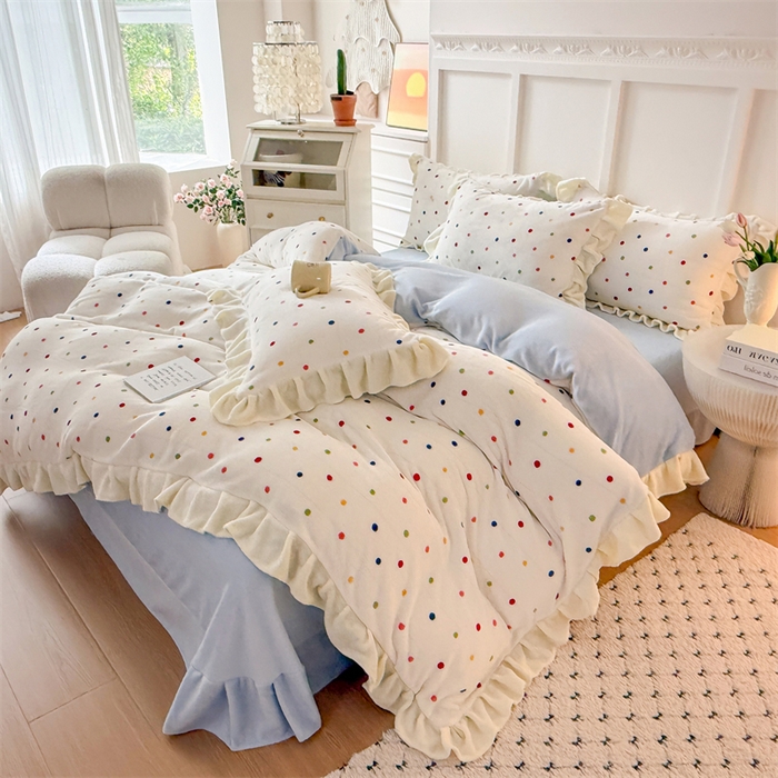 91家纺网 家纺一手货源 找家纺 艾特你 2025新款200g全工艺牛奶绒花边款四件套吊边床单 花边绒-彩色波点