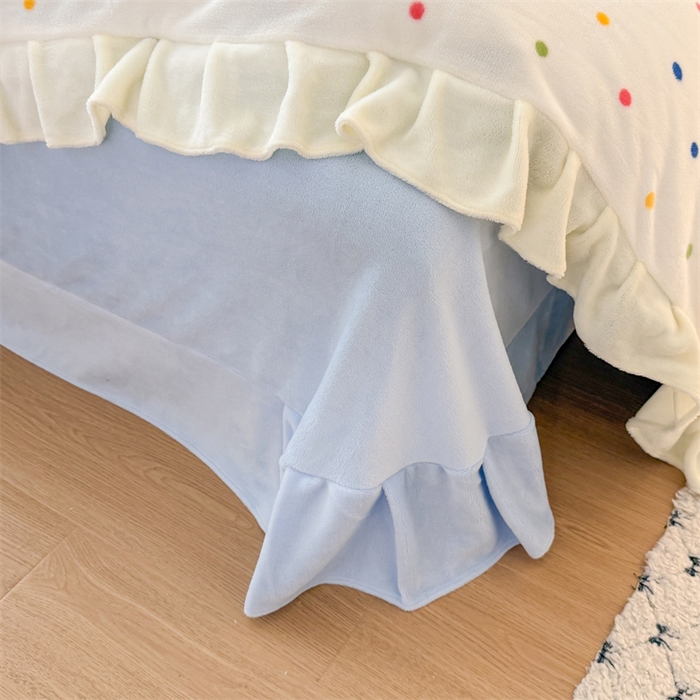 91家纺网 家纺一手货源 找家纺 艾特你 2025新款200g全工艺牛奶绒花边款四件套吊边床单 花边绒-彩色波点