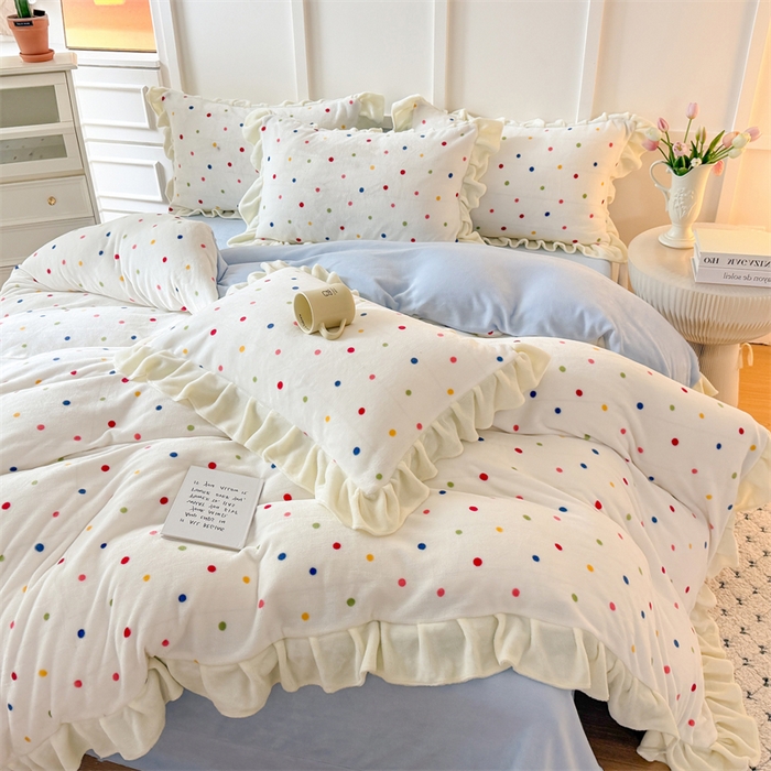 91家纺网 家纺一手货源 找家纺 艾特你 2025新款200g全工艺牛奶绒花边款四件套吊边床单 花边绒-彩色波点