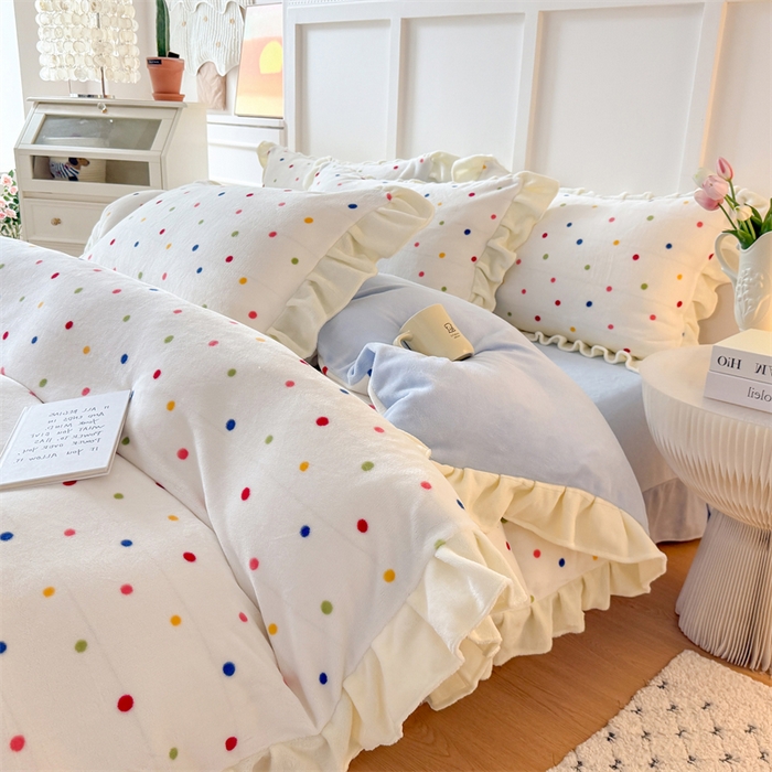 91家纺网 家纺一手货源 找家纺 艾特你 2025新款200g全工艺牛奶绒花边款四件套吊边床单 花边绒-彩色波点