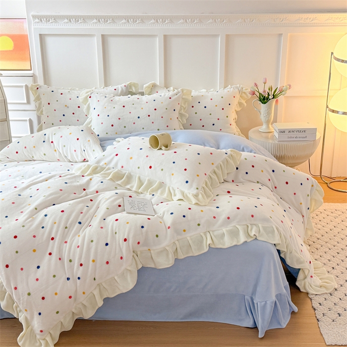 91家纺网 家纺一手货源 找家纺 艾特你 2025新款200g全工艺牛奶绒花边款四件套吊边床单 花边绒-彩色波点