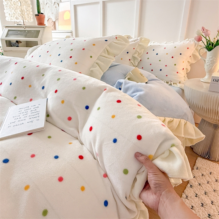 91家纺网 家纺一手货源 找家纺 艾特你 2025新款200g全工艺牛奶绒花边款四件套吊边床单 花边绒-彩色波点