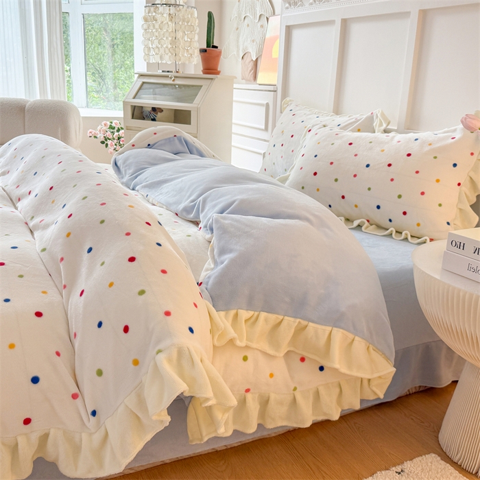 91家纺网 家纺一手货源 找家纺 艾特你 2025新款200g全工艺牛奶绒花边款四件套吊边床单 花边绒-彩色波点