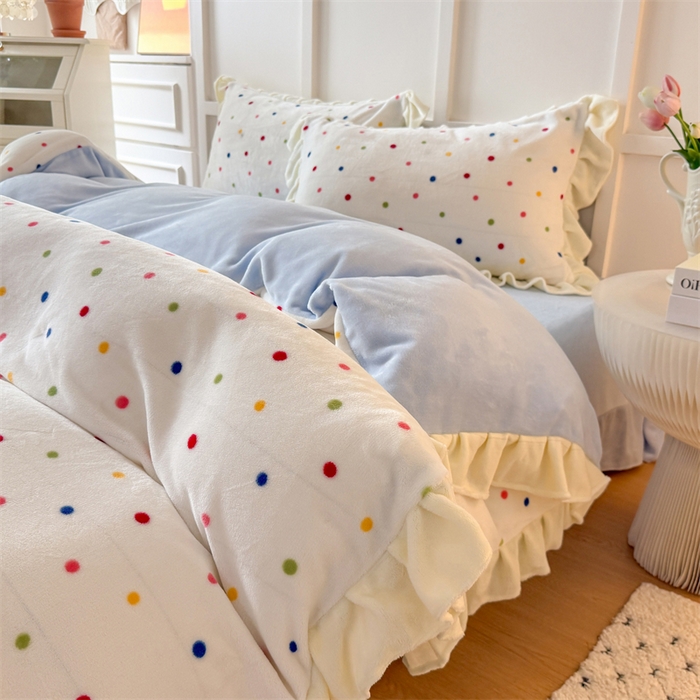 91家纺网 家纺一手货源 找家纺 艾特你 2025新款200g全工艺牛奶绒花边款四件套吊边床单 花边绒-彩色波点