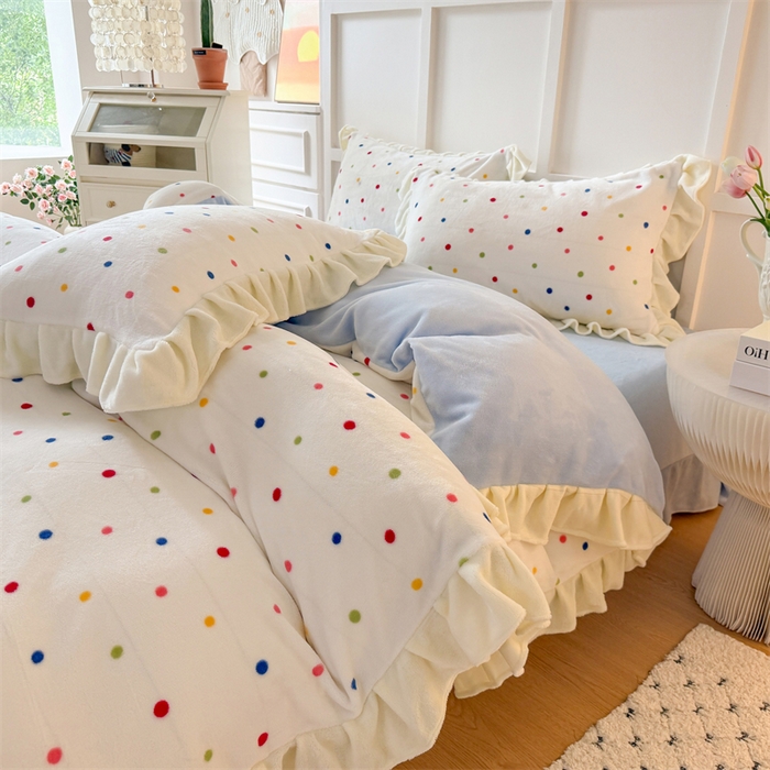 91家纺网 家纺一手货源 找家纺 艾特你 2025新款200g全工艺牛奶绒花边款四件套吊边床单 花边绒-彩色波点