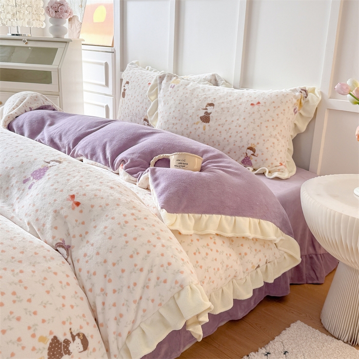 91家纺网 家纺一手货源 找家纺 艾特你 2025新款200g全工艺牛奶绒花边款四件套吊边床单 花边绒-春意