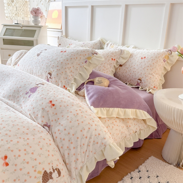 91家纺网 家纺一手货源 找家纺 艾特你 2025新款200g全工艺牛奶绒花边款四件套吊边床单 花边绒-春意