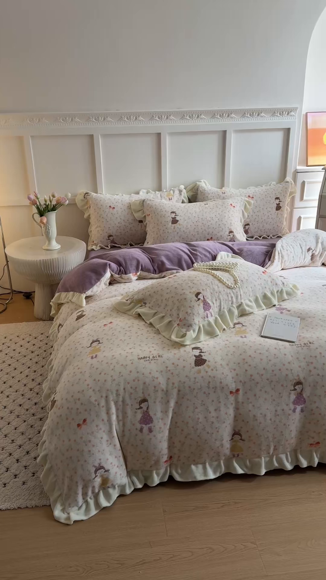 91家纺网 家纺一手货源 找家纺 艾特你 2025新款200g全工艺牛奶绒花边款四件套吊边床单 花边绒-春意