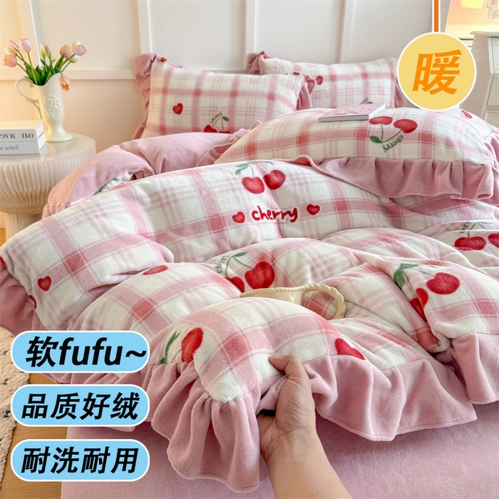 艾特你 2025新款200g全工艺牛奶绒花边款四件套吊边床单 花边绒-格子樱桃