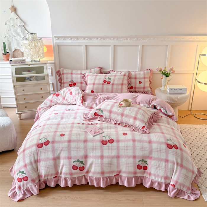 91家纺网 家纺一手货源 找家纺 艾特你 2025新款200g全工艺牛奶绒花边款四件套吊边床单 花边绒-格子樱桃