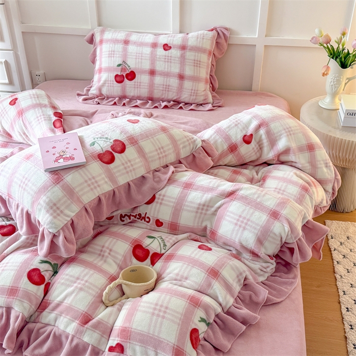 91家纺网 家纺一手货源 找家纺 艾特你 2025新款200g全工艺牛奶绒花边款四件套吊边床单 花边绒-格子樱桃
