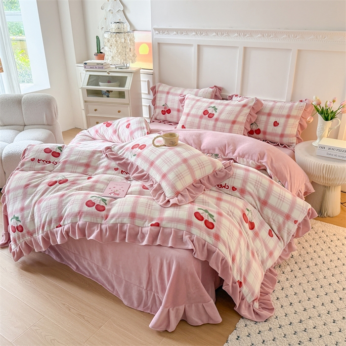 91家纺网 家纺一手货源 找家纺 艾特你 2025新款200g全工艺牛奶绒花边款四件套吊边床单 花边绒-格子樱桃