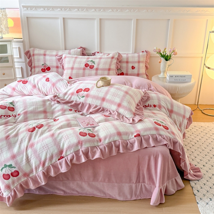 91家纺网 家纺一手货源 找家纺 艾特你 2025新款200g全工艺牛奶绒花边款四件套吊边床单 花边绒-格子樱桃