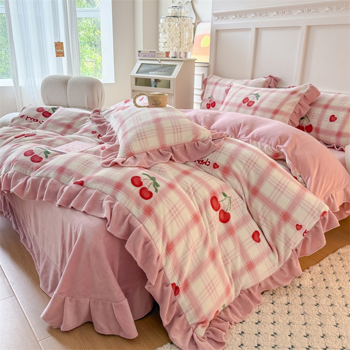 91家纺网 家纺一手货源 找家纺 艾特你 2025新款200g全工艺牛奶绒花边款四件套吊边床单 花边绒-格子樱桃