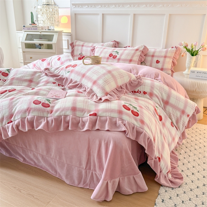 91家纺网 家纺一手货源 找家纺 艾特你 2025新款200g全工艺牛奶绒花边款四件套吊边床单 花边绒-格子樱桃