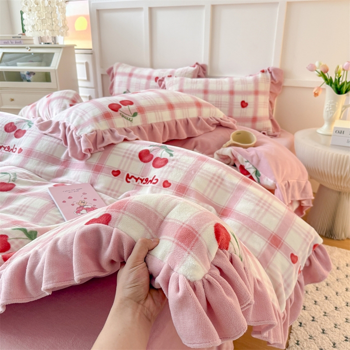 91家纺网 家纺一手货源 找家纺 艾特你 2025新款200g全工艺牛奶绒花边款四件套吊边床单 花边绒-格子樱桃