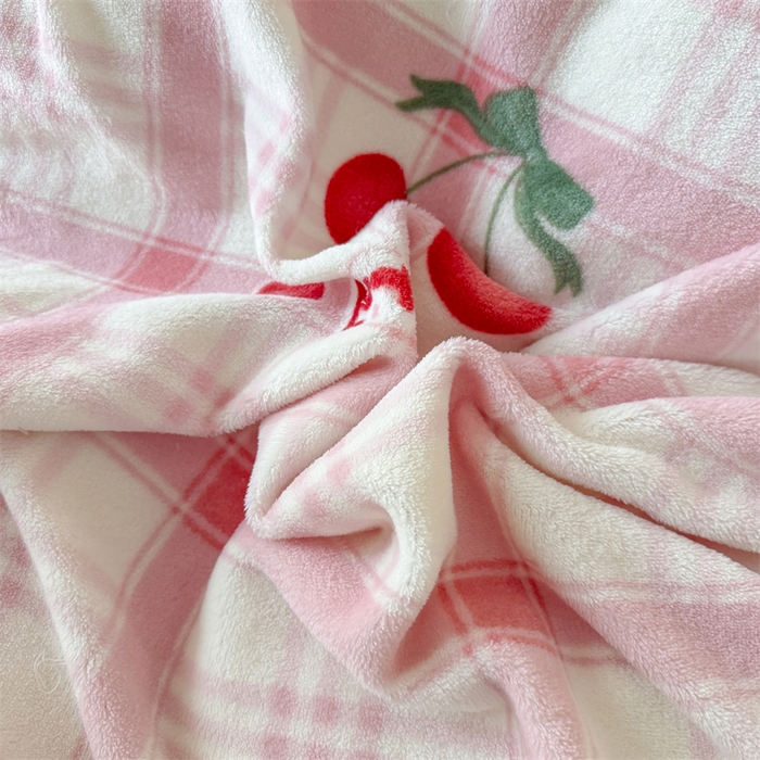 91家纺网 家纺一手货源 找家纺 艾特你 2025新款200g全工艺牛奶绒花边款四件套吊边床单 花边绒-格子樱桃