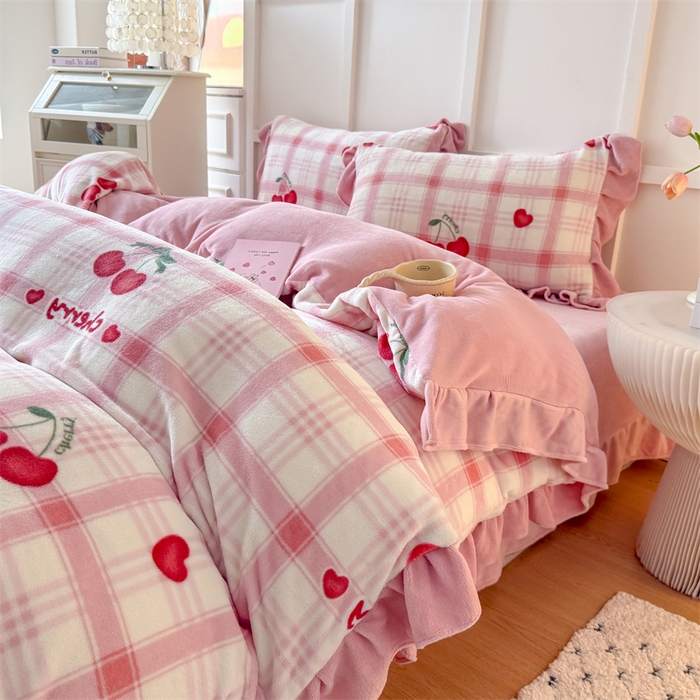 91家纺网 家纺一手货源 找家纺 艾特你 2025新款200g全工艺牛奶绒花边款四件套吊边床单 花边绒-格子樱桃