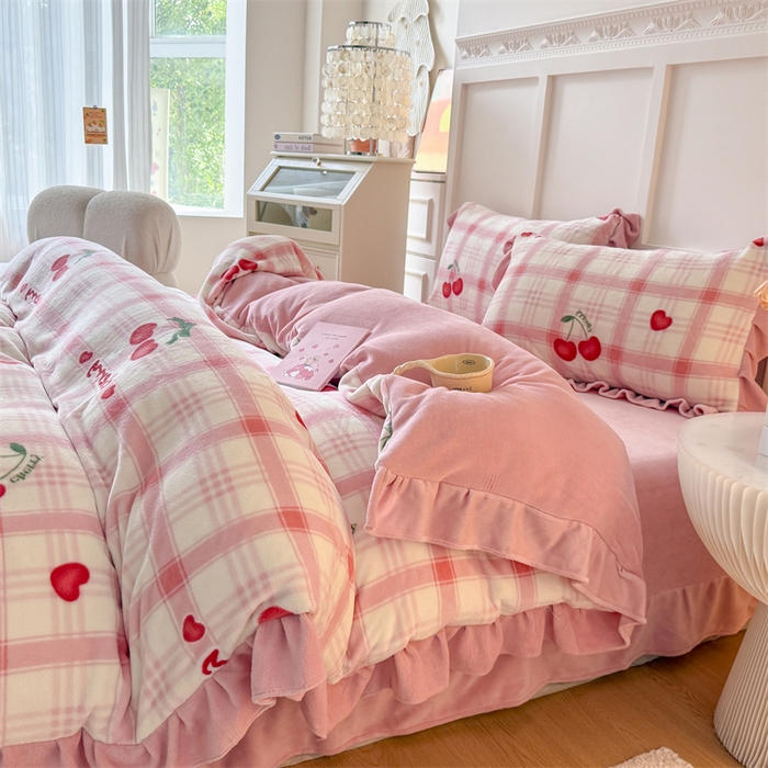 91家纺网 家纺一手货源 找家纺 艾特你 2025新款200g全工艺牛奶绒花边款四件套吊边床单 花边绒-格子樱桃