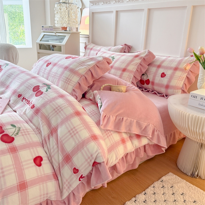 91家纺网 家纺一手货源 找家纺 艾特你 2025新款200g全工艺牛奶绒花边款四件套吊边床单 花边绒-格子樱桃