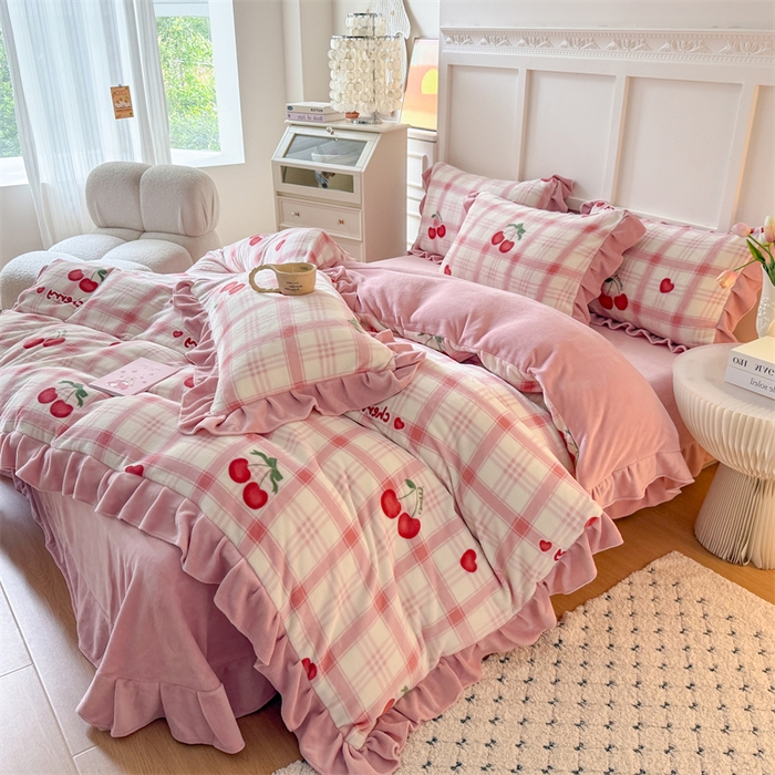 91家纺网 家纺一手货源 找家纺 艾特你 2025新款200g全工艺牛奶绒花边款四件套吊边床单 花边绒-格子樱桃