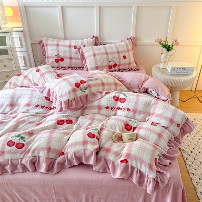 91家纺网 家纺一手货源 找家纺 艾特你 2025新款200g全工艺牛奶绒花边款四件套吊边床单 花边绒-格子樱桃