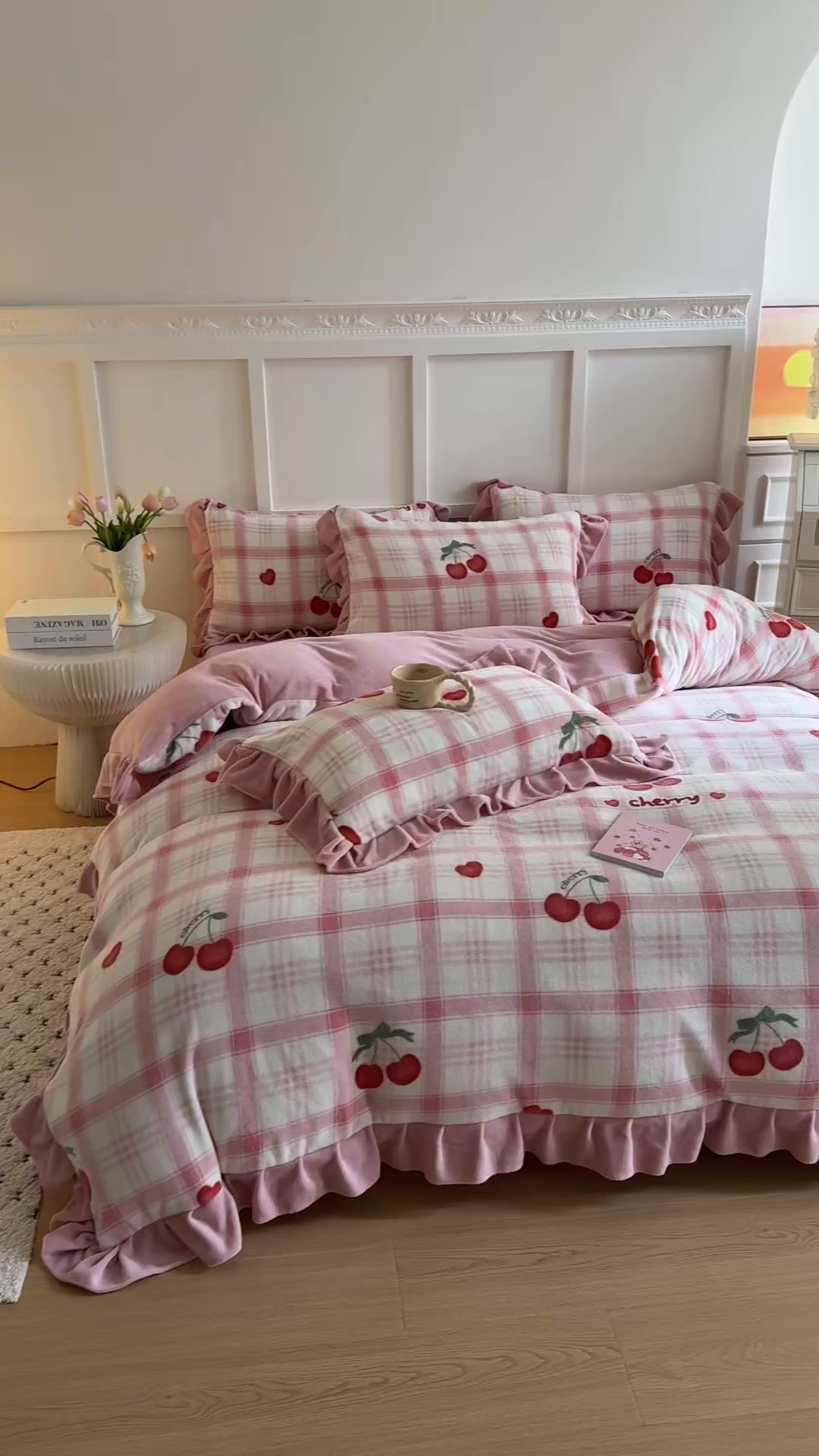 91家纺网 家纺一手货源 找家纺 艾特你 2025新款200g全工艺牛奶绒花边款四件套吊边床单 花边绒-格子樱桃