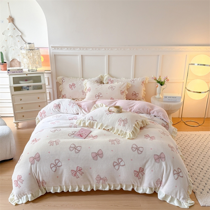 91家纺网 家纺一手货源 找家纺 艾特你 2025新款200g全工艺牛奶绒花边款四件套吊边床单 花边绒-蝴蝶结