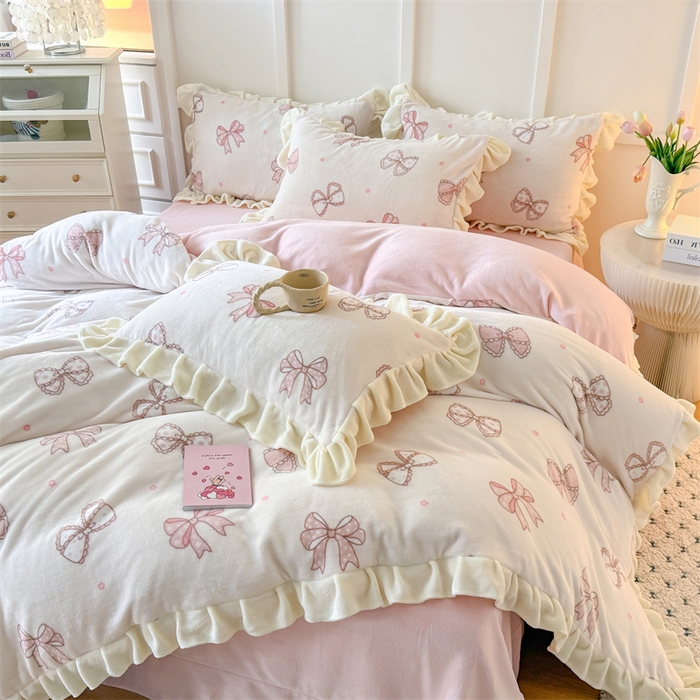 91家纺网 家纺一手货源 找家纺 艾特你 2025新款200g全工艺牛奶绒花边款四件套吊边床单 花边绒-蝴蝶结