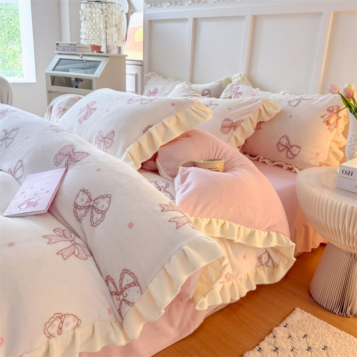 91家纺网 家纺一手货源 找家纺 艾特你 2025新款200g全工艺牛奶绒花边款四件套吊边床单 花边绒-蝴蝶结