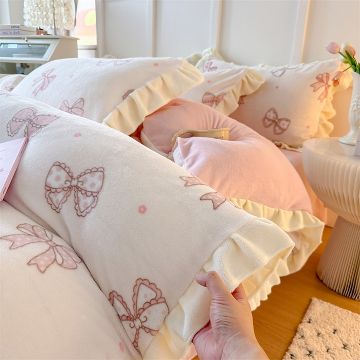 91家纺网 家纺一手货源 找家纺 艾特你 2025新款200g全工艺牛奶绒花边款四件套吊边床单 花边绒-蝴蝶结