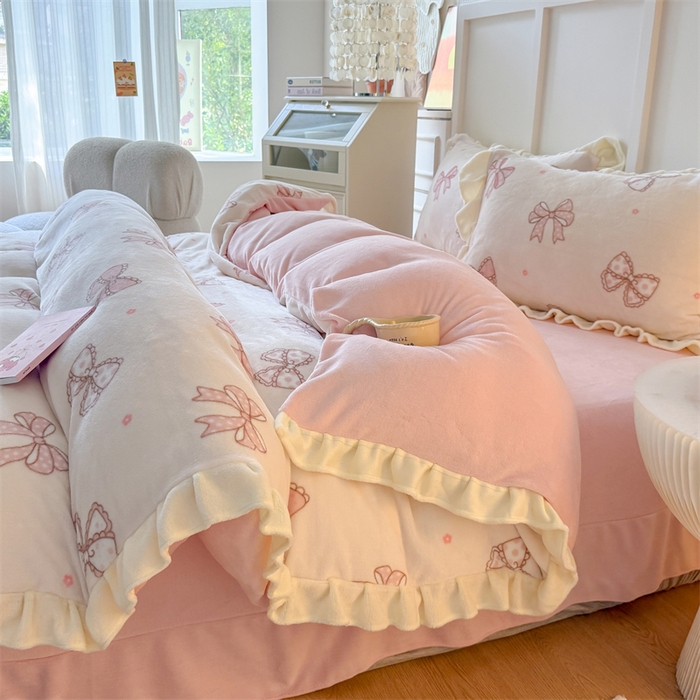 91家纺网 家纺一手货源 找家纺 艾特你 2025新款200g全工艺牛奶绒花边款四件套吊边床单 花边绒-蝴蝶结