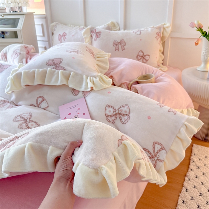 91家纺网 家纺一手货源 找家纺 艾特你 2025新款200g全工艺牛奶绒花边款四件套吊边床单 花边绒-蝴蝶结