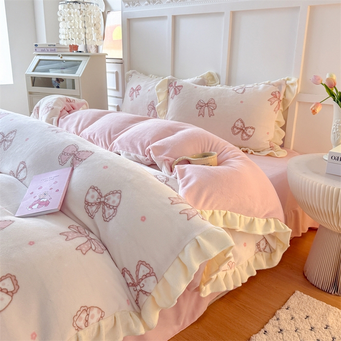 91家纺网 家纺一手货源 找家纺 艾特你 2025新款200g全工艺牛奶绒花边款四件套吊边床单 花边绒-蝴蝶结